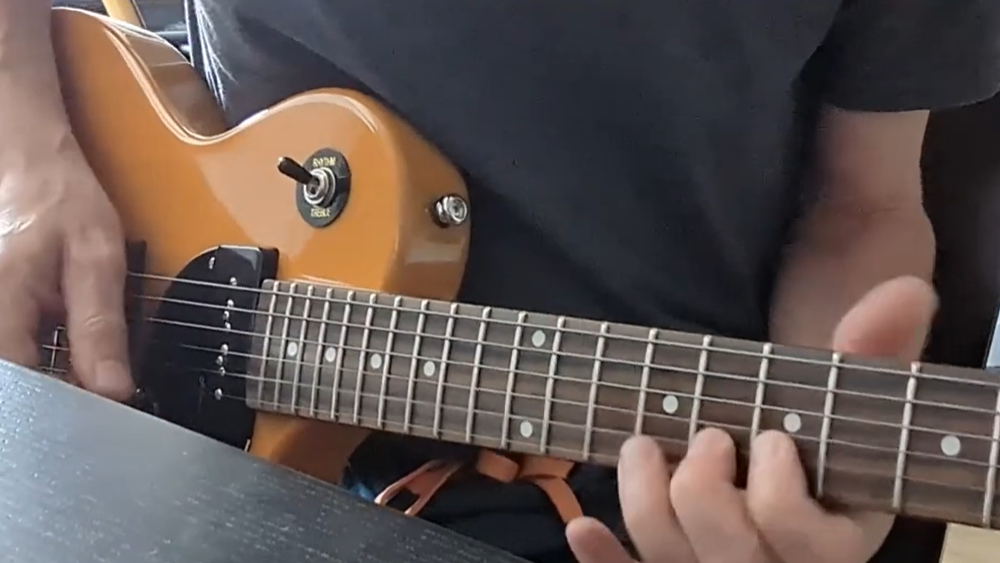 Bas de Beer playing fast blues rock guitar jam in the style of John Mayer